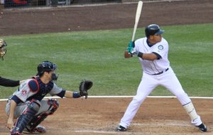 JosÃ©_LÃ³pez_batting,_Joe_Mauer_catching.jpg